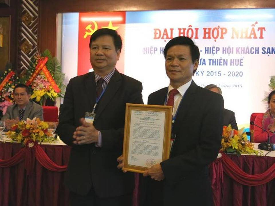 Phó Chủ tịch UBND tỉnh Nguyễn Dung trao quyết định hợp nhất hai hiệp hội của Chủ tịch UBND tỉnh cho ông Đinh Mạnh Thắng – Chủ tịch HHDL Thừa Thiên - Huế